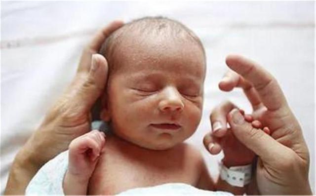 取名|爸爸姓“操”,本想让女儿随母姓,爷爷灵机一动取名,全家赞扬