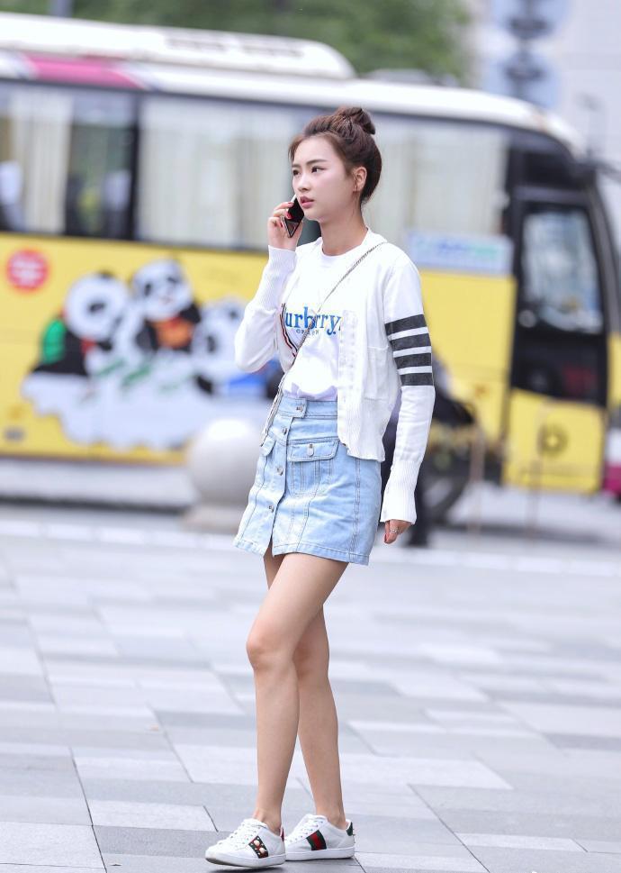 时髦|街拍:长发披肩的好姐妹,身穿时髦短款装,甜美又靓丽