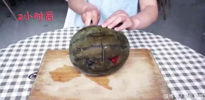 尝试一下|实拍:男友把西瓜放在水里煮熟,切开后的样子令人称奇!