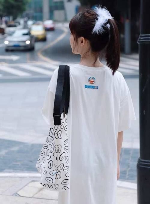 初恋脸适合这几款发型,齐肩短发、高马尾、微卷长发,时尚又好看