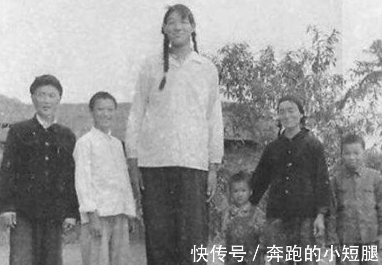 曾金莲|她是史上最高的女人,手掌比锅盖大,奥尼尔在她面前成了霍比特人