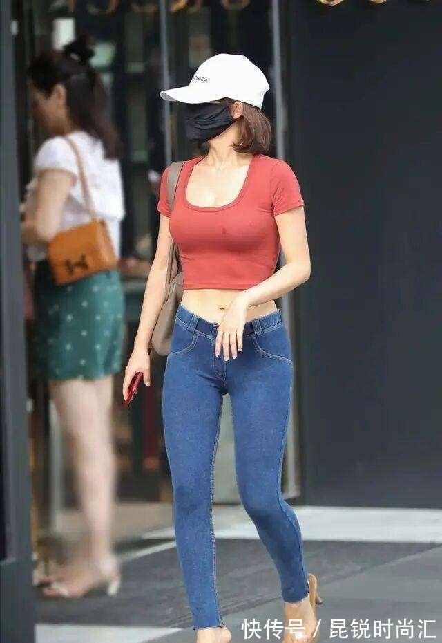 时尚 美女脚上搭配一双拼色的高跟鞋,穿起来非常的时尚又舒适