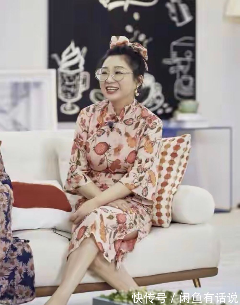 旗袍造型 贾玲胖得坦荡荡,挑战“彩色旗袍”还挺有韵味,骨子里的自信真美