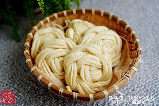 时光|发面时光加酵母是不够的,多加一勺料,做好的花卷更松软更洁白!