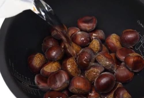 板栗难剥不好开口？用牙咬不明智，只需3招，板栗快速去壳，干净