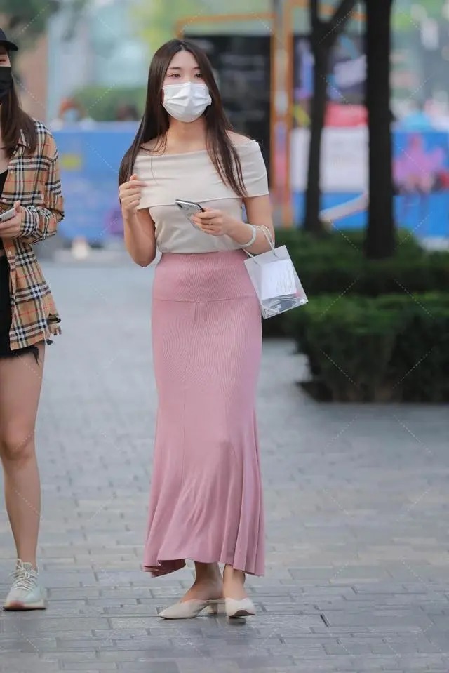 一字肩叠搭上衣塞进包臀裙显腿长,飘逸裙脚和高跟鞋给人“贵妇”的既视感