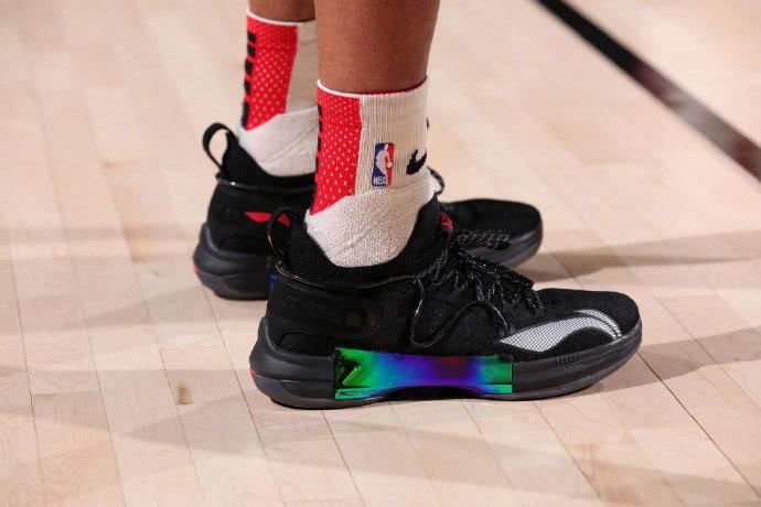 CJ1代终于曝光？球员上脚玫瑰城配色，外形好评，签名鞋还是驭帅15？