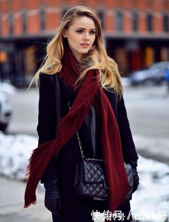 短发女孩 女人穿大衣还在配裙子?俗!学明星这么穿,实在美