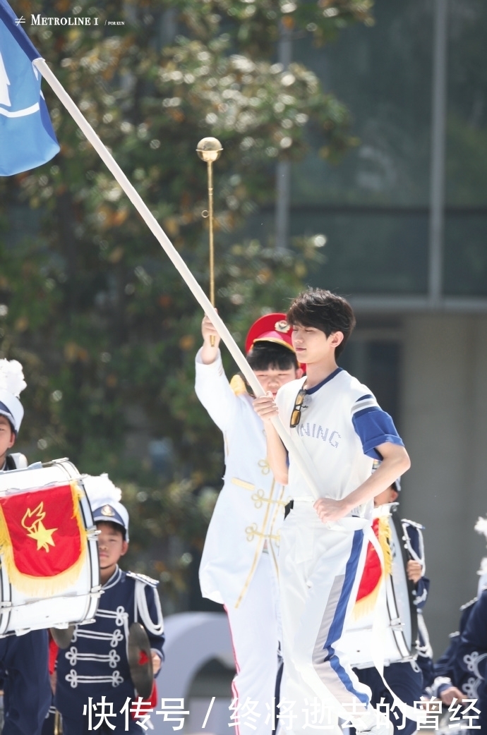 蔡徐坤今日《奔跑吧》路透来袭 运动会上的小小扛旗手甜度爆表可爱炸裂!