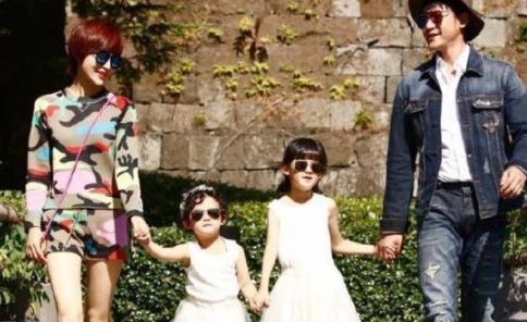 看了又看|“袖珍爸爸”一家四口穿亲子装,路人笑问宝妈:这都是你生的?