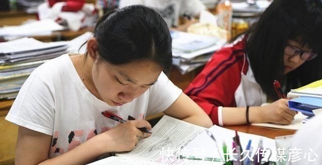 |登上光荣榜的学霸,座右铭如同段子手,家长疑惑:这也能成榜样?