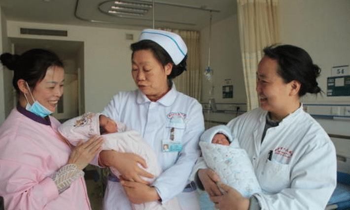 同卵双胞胎|刚生下2个娃,正当家人庆祝是“双胞胎”,护士说破:不是双胞胎