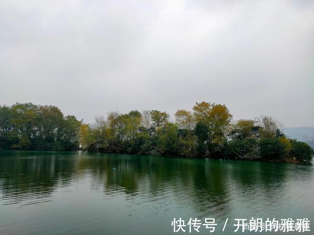 梅溪湖@《五绝·冬日游梅溪湖》逍遥碧水边,湖清树自闲