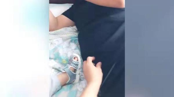 姨夫|二姨正在怂恿宝宝干坏事,萌娃的表情,这也太可爱了吧