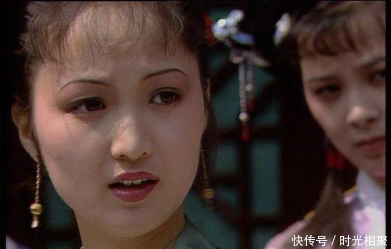 香菱住进大观园逐一拜访贾府主子,暗指薛家客居贾府的尴尬