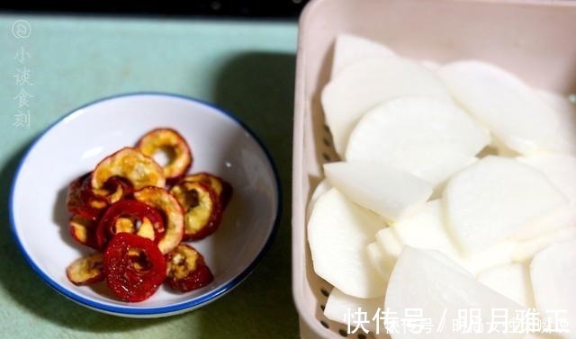 焯水|炖排骨时,有人焯水有人浸泡,方法错了,排骨肉质柴,不香也不鲜