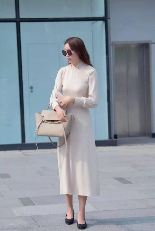 美女脚上搭配上一双气质的尖头高跟鞋，让她看上去有点酷