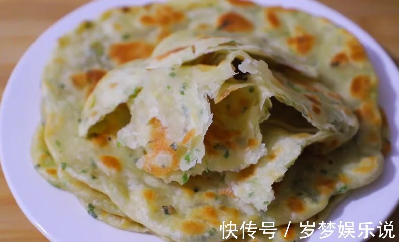 葱花饼|做法超简单的葱花饼,一口酥脆,葱香十足,好吃到停不下来