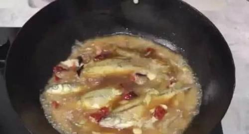 鲜嫩|我家的鱼从来不炖，而是这样做，鱼肉鲜嫩又入味，就连鱼骨都吃掉
