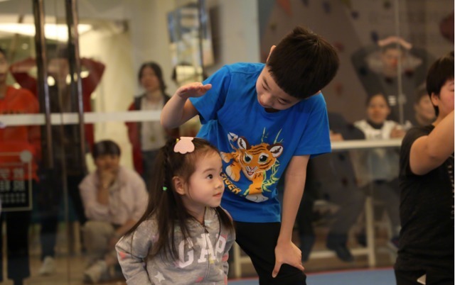 吉祥物|“吉祥物”宝宝走红,哥哥写作业把她放书桌上,妹妹表情太真实了