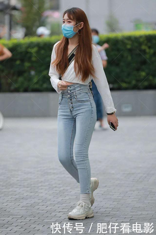 身姿|高腰牛仔裤,穿出美女自信的美,和婀娜的身姿