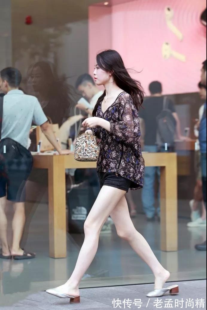 苗条|街拍: 长得靓丽可人, 腿又细又白, 逛街的苗条美女, 身材偏瘦!