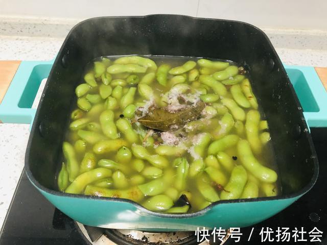 大厨|煮毛豆，有人加酒，有人加醋，都是多此一举，大厨教你正确做法