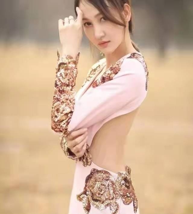 闫博雅|运动员王皓妻子闫博雅,为爱放弃事业当家庭妇女,爱舞蹈更爱丈夫