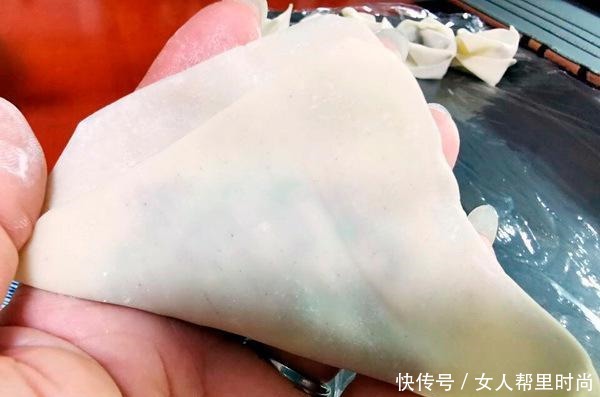 搞定娃儿,一张馄饨皮就够了,鲜甜又多汁,这锅够暖心