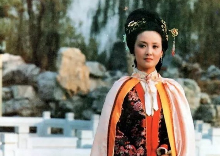 薛姨妈!心狠手辣王熙凤,无亲无故却给了这三个人柔软,人性本复杂