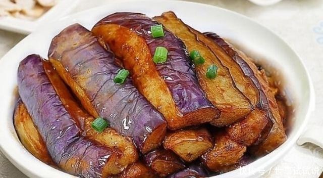 炒茄子时,切记不可直接下油锅!学会关键一步,茄子不发黑不油腻