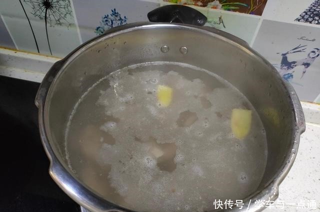 炖肉时产生的浮沫用不用撇除不少人搞错,难怪肉不香汤不浓