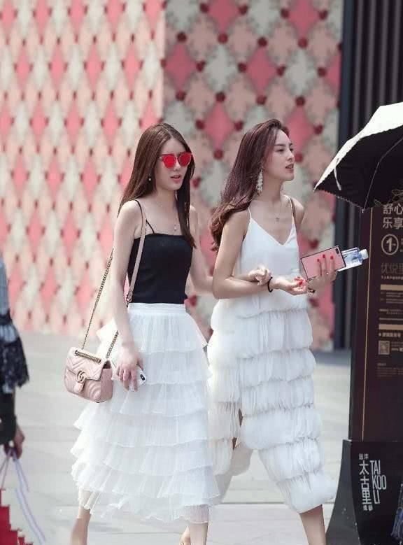 街拍精致美丽显身材的小姐姐,大气简洁看着柔美