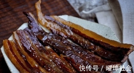 腌腊肉,牢记“1涂”和“2腌”,腊肉咸香入味,久放不坏,特好吃