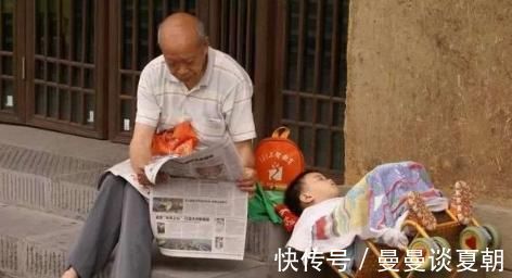 老人|爷爷晚上哄娃睡觉不哭不闹,妈妈偷看后气炸了离我女儿远一点