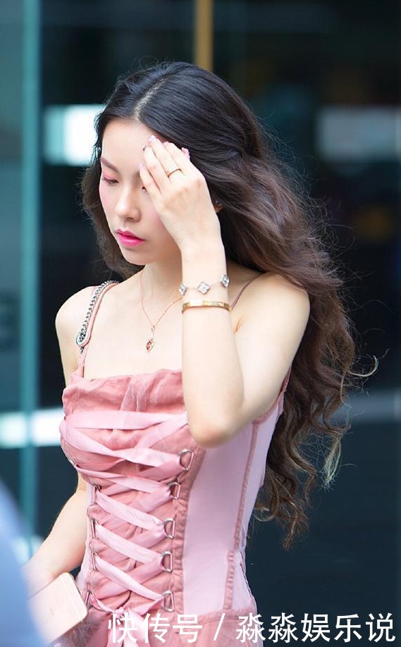 粉色束腰长裙搭配凉拖鞋，青春靓丽，甜美可爱