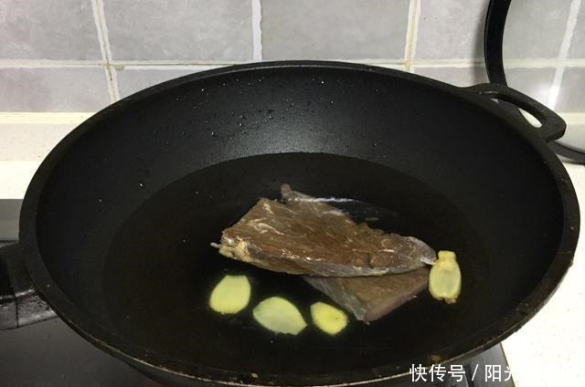 家常|家常小炒白菜帮炒腊牛肉,口感脆爽微甜,牛肉入味软烂浓郁