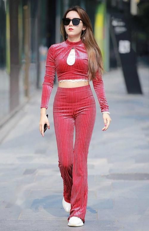 不想费心去搭配，就穿洋气的套装吧，简单实用又显气质