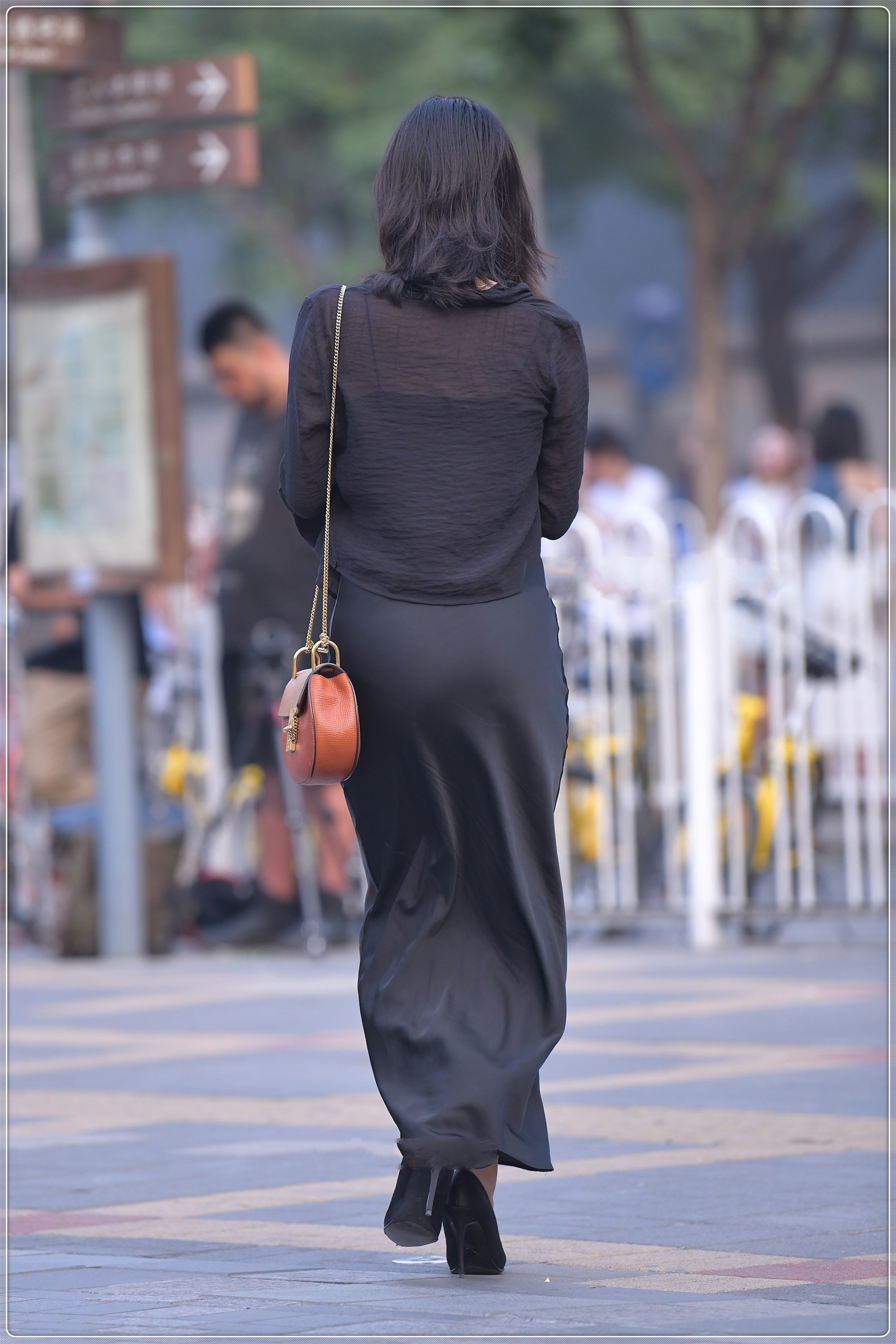 链条包 黑色真丝吊带裙子搭配橘红色链条包,大气端庄,精致时尚