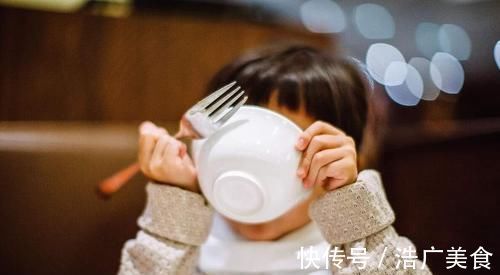 父母|孩子吃饭时有3种表现,父母一定要及时纠正,不然将来多半被嫌弃