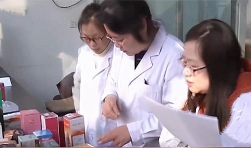 三无产品|保温杯成夺命杯,倒出的热水变毒水,家长速查家里有的赶紧丢掉