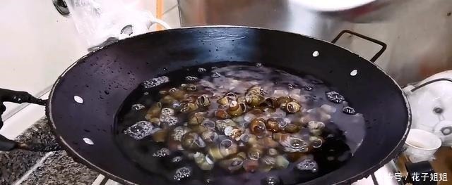 炒菜田螺要掌握这个诀窍,肉质鲜嫩,没有腥味,太好吃了