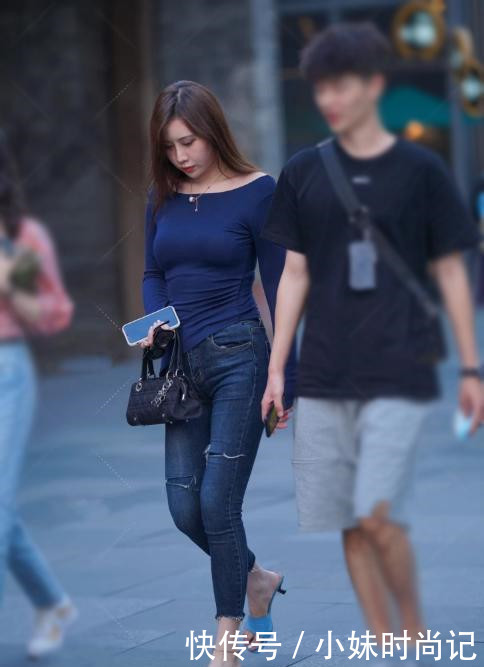 搭配|街拍:初秋唯美的搭配,藏青色小衫配紧身牛仔裤,你也可以美得出俏