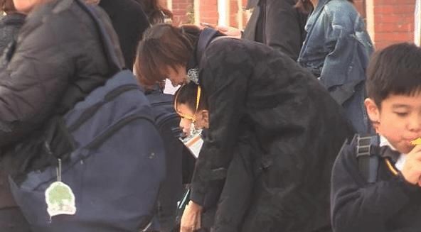 董卿素颜接孩子，却意外暴露贵族学校，网友：一年学费近20万