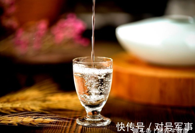 白酒|每天喝点酒和滴酒不沾的人,哪类人比较健康?喜欢喝酒的来看看