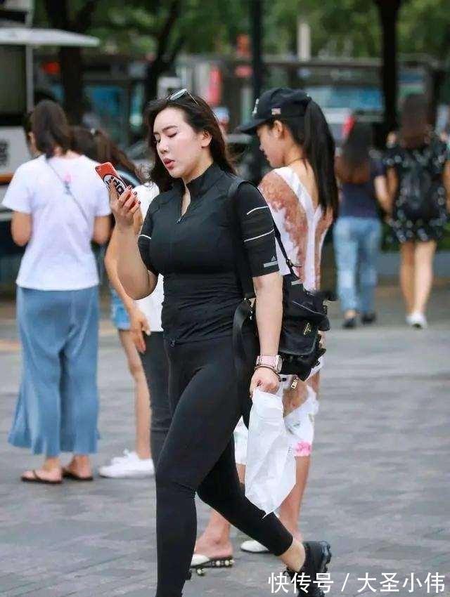 街拍|美女街拍:打底裤让你告别单点,表露青春时尚感,打造曼妙动人身形