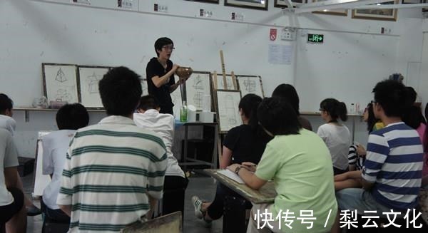 人物&有种“懒”叫画到一半不想画了,美术生任性收尾,让老师又气又笑