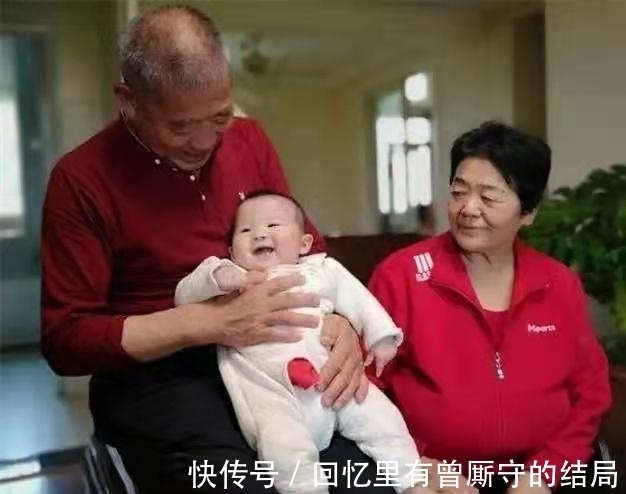 天赐|67岁生宝宝:天赐2周岁生日直播,爸爸全程出镜带货,妈妈好年轻