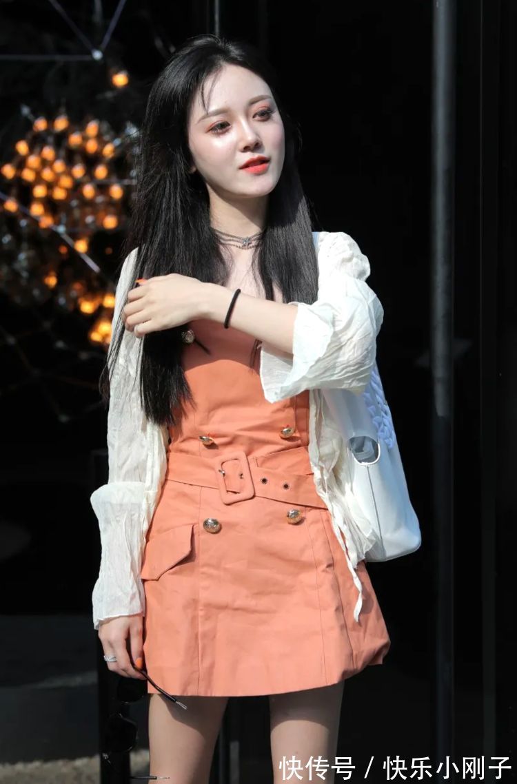 气质 橙色连衣裙搭配高跟鞋,凸显优雅气质,时尚又舒适