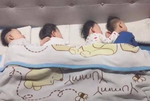 被子|四个娃同时盖一条被子,妈妈掀开被子瞬间,被娃睡姿萌到了
